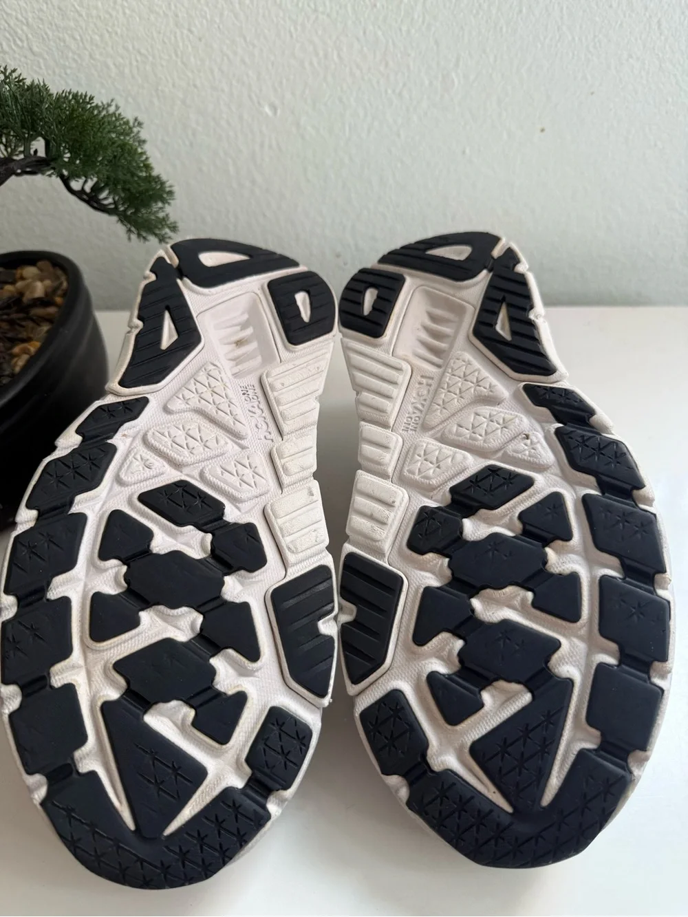 Hoka Arahi6 Women size 12 Light Gray and White Athletic Sneakers